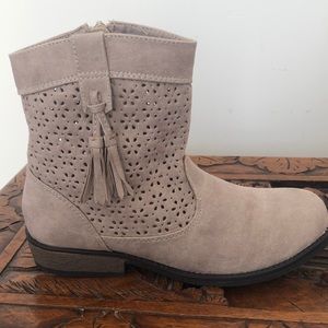 ULTRA SUEDE BOOTIE GREAT SHADE OF BEIGE NEW